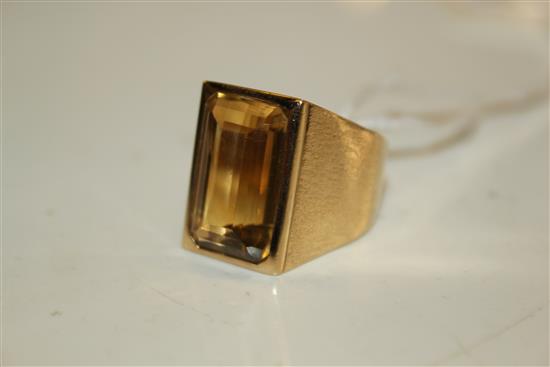 9ct gold and synthetic spinel ring